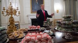 Dampak Shutdown, Trump Pesan 300 Burger Pakai Uang Sendiri