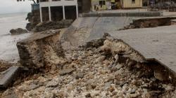 Kawasan Wisata di Pantai Kupang Hancur akibat Gelombang Tinggi