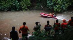 Tim SAR Gabungan Terus Mencari Korban Hanyut di Sungai Ciliwung
