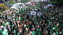 Ribuan Driver Ojek Online Gelar Aksi Solidaritas di PN Surabaya