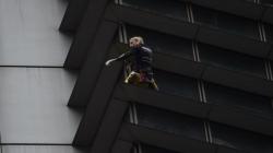 Aksi Menegangkan Spiderman Prancis Panjat Gedung Tertinggi di Manila