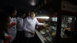 HT Berdialog dengan Pedagang Sambil Menyantap Bakso di Pasar Kosambi