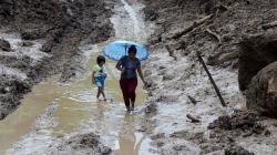 Sulitnya Akses Menuju Lokasi Tanah Longsor Gowa