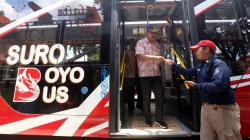 Jelang Lengser, Gus Ipul Jajal Suroboyo Bus