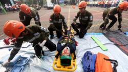 Tim Tanggap Darurat Pelindo III Evakuasi Korban Kecelakaan Beruntun