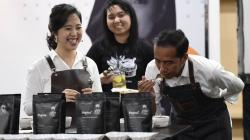 Hadir di Festival Terampil, Presiden Jokowi Belajar Jadi Barista