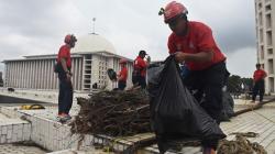 HUT ke-100, Damkar DKI Jakarta Kerja Bakti Bersihkan Masjid Istiqlal