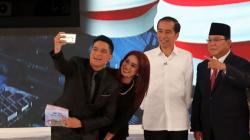 Momen Moderator Debat Capres 2019 Selfie dengan Jokowi dan Prabowo