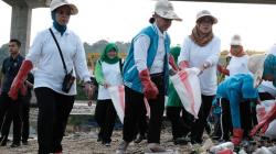 Aksi Iriana Jokowi Bersihkan Pantai Galala Hative Kecil Ambon