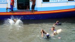 Kapal Tidak Bisa Bersandar, Hewan Ternak Ini Dilempar ke Laut