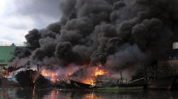 Foto-Foto Belasan Kapal Nelayan di Muara Baru Ludes Terbakar