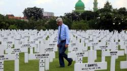 Warga Belanda Ziarah Makam Leluhur di Pemakaman Kembang Kuning