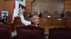 Jalani Sidang Dakwaan, Ratna Sarumpaet Acungkan Salam 2 Jari
