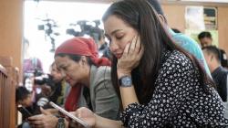 Atiqah Hasiholan Menemani Ratna Sarumpaet Jalani Sidang Dakwaan