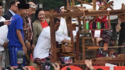 Momen Presiden Jokowi Belajar Menenun Kain Sarung