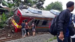Foto-Foto KRL Commuterline Ringsek Tertimpa Tiang Listrik