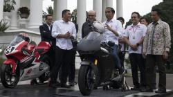 Bertemu CEO Dorna Sport, Presiden Jokowi Jajal Motor Balap