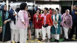 Iriana Jokowi dan Mufidah Jusuf Kalla Berdesakan Jajal MRT