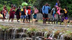 Potret Warga Sentani Berbondong-Bondong ke Lokasi Pengungsian