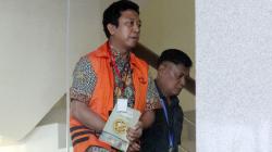 Rommy Tutupi Tangan yang Diborgol dengan Buku Sejarah Kenabian