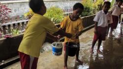 Pelajar SD Sentani Kerja Bakti Bersihkan Sekolah Pascabanjir Bandang