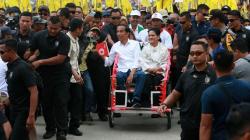 Kampanye Akbar di Mamuju, Jokowi dan Iriana Naik Becak