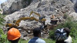 Tiga Alat Berat Diterjunkan Mencari Korban Longsor Gunung Kapur Jember