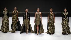 Busana Rancangan Poppy Dharsono Tutup Indonesia Fashion Week 2019