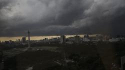 Cuaca Buruk, Langit Jakarta Diselimuti Awan Hitam