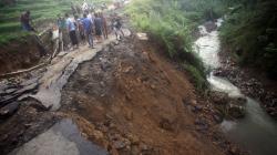 Akses Jalur Wisata di Sentul Putus akibat Longsor