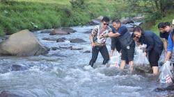 Peduli Lingkungan, Bank BRI Lepas 10.000 Bibit Ikan di Sungai Cikole