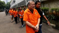 Tampang Tersangka Kasus Pengaturan Skor saat Diserahkan ke Kejaksaan