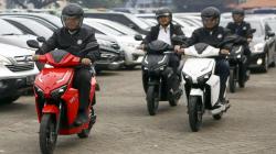 Menristekdikti Naik Motor Listrik Hadiri Indonesia Startup Summit 2019