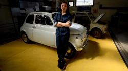 Perempuan Cantik Ini Belajar Merakit Mobil Fiat 500 dari YouTube