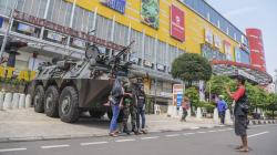 Prajurit TNI Jaga Kawasan Perekonomian Glodok Jadi Target Selfie Warga