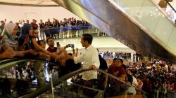 Jokowi Makan Siang di Mal Grand Indonesia, Pengunjung Berebut Selfie
