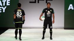 Gaya Pemain Persebaya Surabaya Peragakan Kostum Baru Liga 1