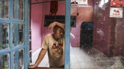 Warga Bersihkan Sisa Lumpur Pascabanjir Rawajati