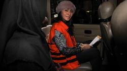 Bupati Talaud Pakai Rompi Tahanan KPK dan Borgol Tangan