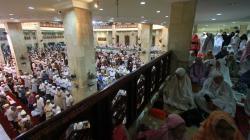Hari Pertama Salat Tarawih, Masjid-Masjid Dipenuhi Jamaah