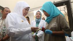 Khofifah Kunjungi Perempuan Pengidap Gangguan Jiwa Pemakan Jari Sendiri