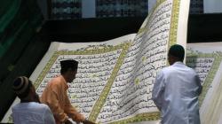Tadarus Alquran Berukuran Raksasa di Masjid Baiturrahman Banyuwangi
