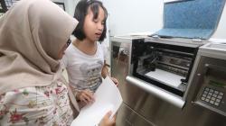 ITS Surabaya Latih Penyandang Tunanetra Operasikan Mesin Pencetak Braille
