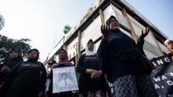 Keluarga Korban Kerusuhan Mal Klender Tabur Bunga Peringati Tragedi Mei 1998