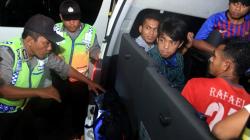 Polisi Periksa Barang Bawaan Penumpang di Pelabuhan Ketapang Banyuwangi