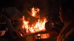 Detik-Detik Hari Raya Waisak, Biksu Bakar Patung Buddha Tidur