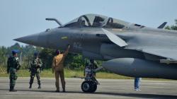 TNI AU Jaga Pesawat Tempur Prancis yang Mendarat Darurat di Aceh
