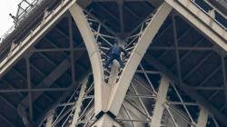 Pria Tak Dikenal Nekat Memanjat Menara Eiffel Setinggi 300 Meter