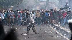 Bentrok Polisi dan Massa Aksi Kembali Pecah di Jalan KS Tubun