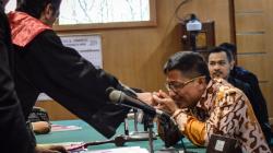 Divonis 5 Tahun Bui, Bupati Cirebon Nonaktif Cium Tangan Hakim Sambil Menangis